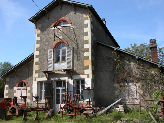 Vue de côté du bâtiment du local électrique.