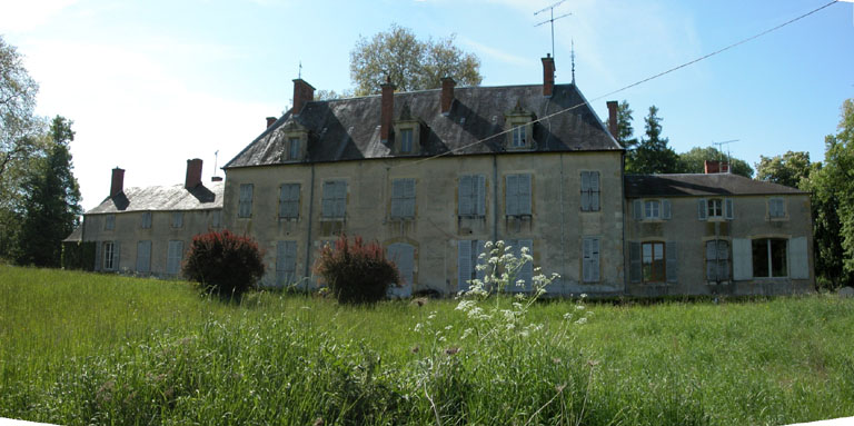 Vue panoramique de la façade arrière du château.