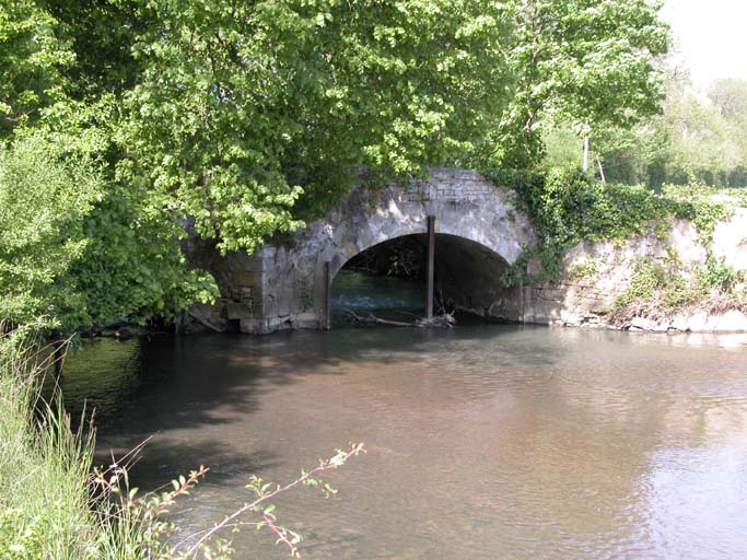 Vue du pont sur la rivière.