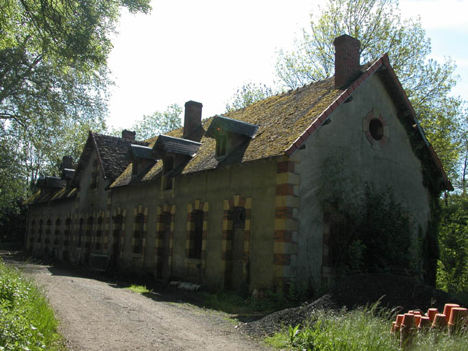 Vue des anciens logements des fermiers par le côté de la rue.