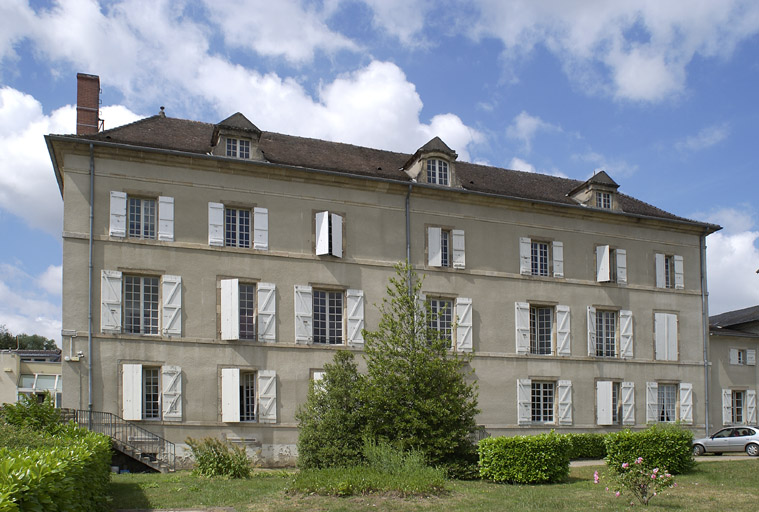 Vue d'ensemble de la façade antérieure.