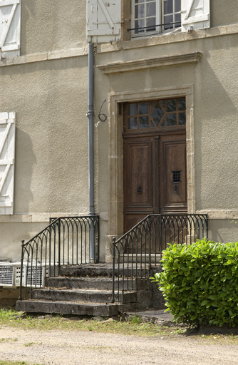 Détail de la porte d'entrée sur la façade antérieure.