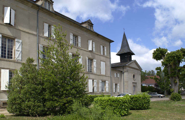 Partie droite de la façade antérieure et chapelle.
