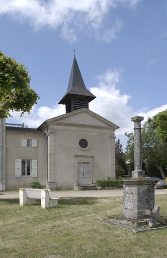 Façade antérieure de la chapelle et croix.