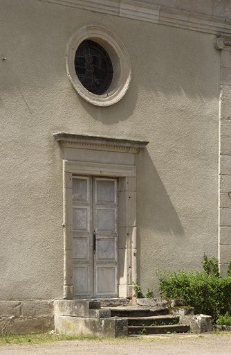 Porte de la chapelle surmontée d'un oculus.