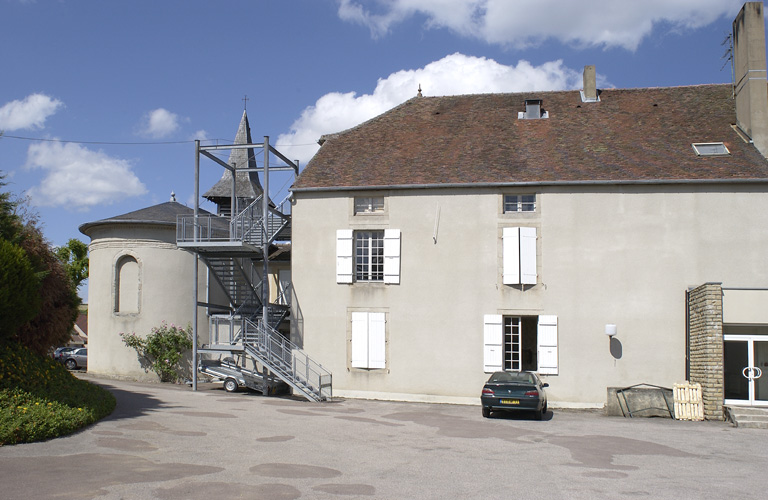 Partie gauche de la façade postérieure et chevet de la chapelle.