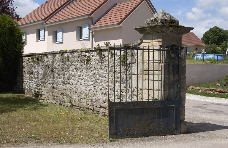 Revers du portail d'entrée.