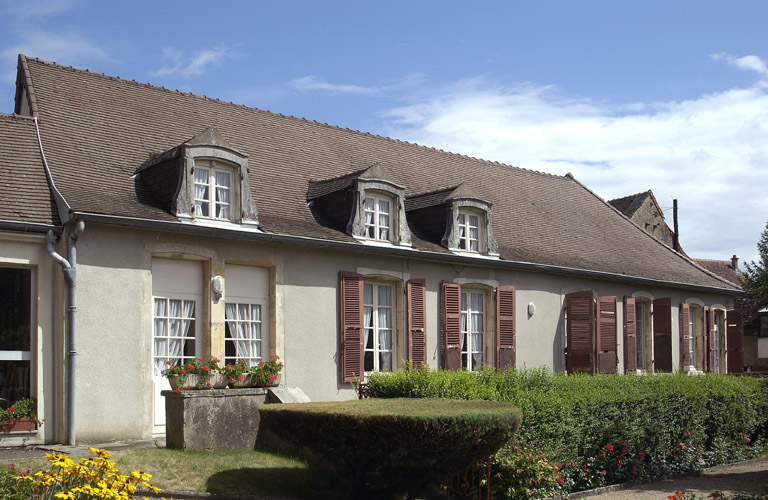 Façade antérieure du bâtiment ancien, vue d'ensemble depuis la cour.