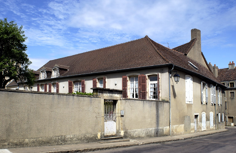 Façade antérieure, vue d'ensemble depuis la rue.