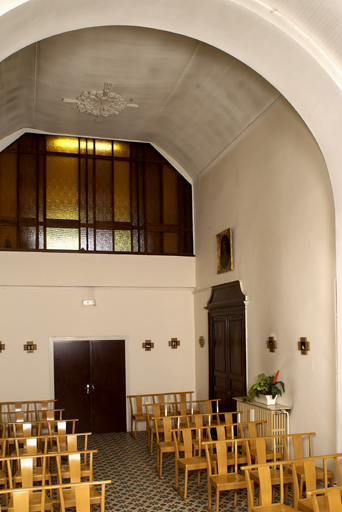 Chapelle : vue intérieure depuis le choeur.