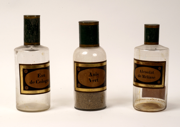 Vue d'ensemble de trois bouteilles.
