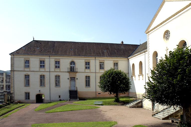 Aile gauche et bâtiment principal.