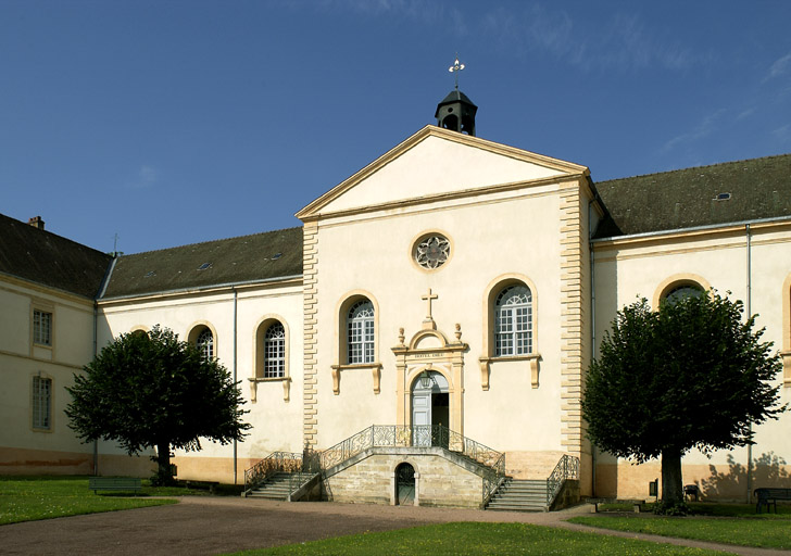 Façade antérieure du bâtiment principal.