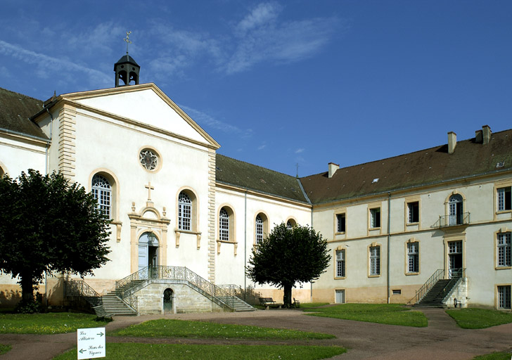 Façade antérieure du bâtiment principal et aile droite.