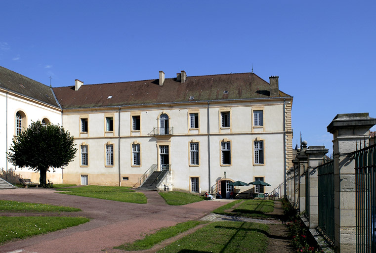 Aile droite, vue d'ensemble de la façade antérieure.