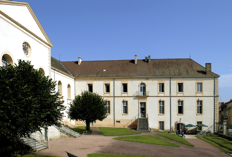 Aile droite, façade antérieure.