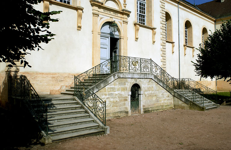 Perron et escalier donnant accès à la chapelle.