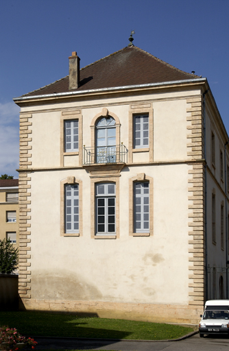 Aile gauche, vue rapprochée des percements du pignon.