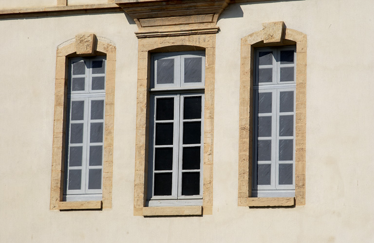 Aile gauche, fenêtres du pignon dont deux en trompe-l'oeil.