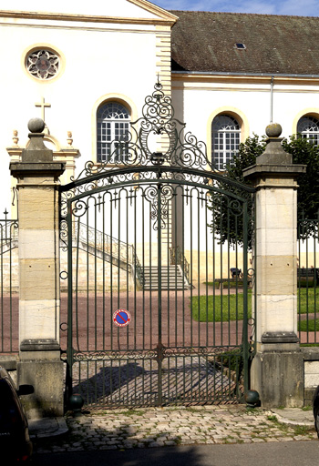 Détail de la grille d'entrée.