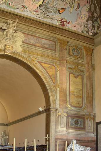 Chapelle, décors anciens et modernes, partie droite.