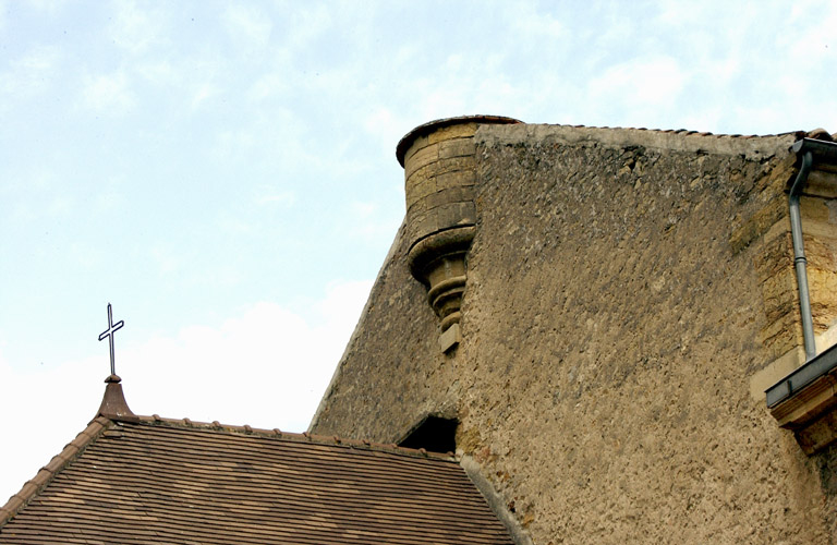 Abside de la chapelle, détail de la tourelle d'escalier.