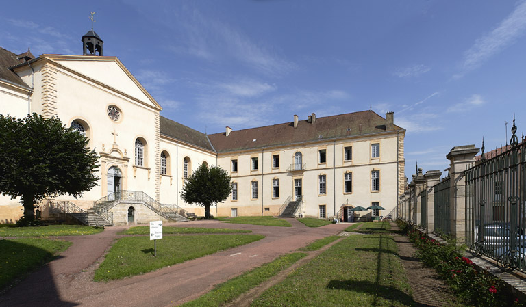 Vue d'ensemble de la façade principale et de l'aile droite.