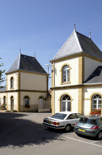 Pavillons d'entrée, vue générale depuis la cour.