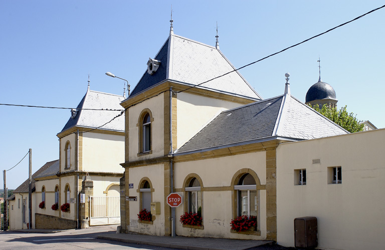 Pavillons d'entrée, vue générale depuis la rue.