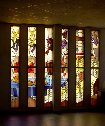 Chapelle actuelle, vitraux contemporains.