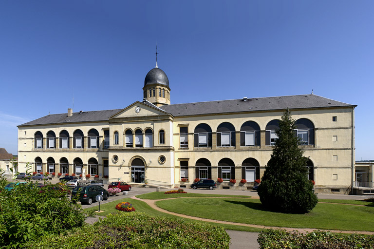 Vue générale du site et de la façade antérieure.