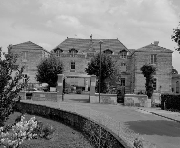 Façade antérieure : vue d'ensemble depuis la rue.