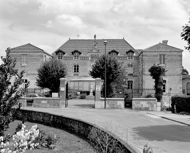 Façade antérieure vue d'ensemble depuis la rue.