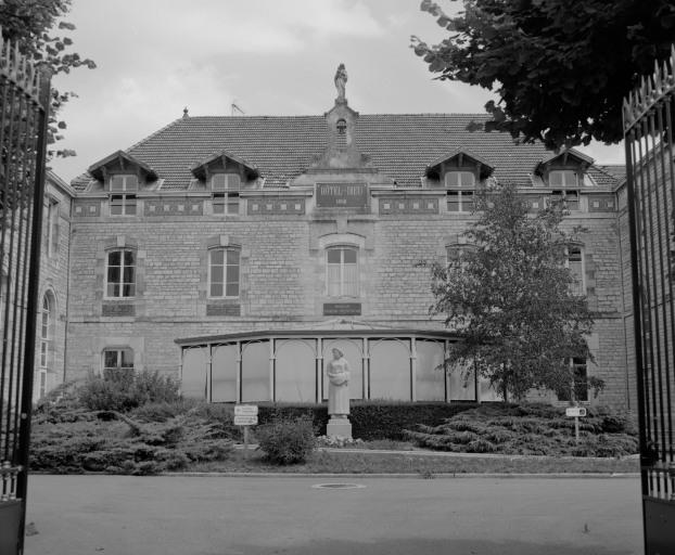 Façade antérieure, partie centrale.