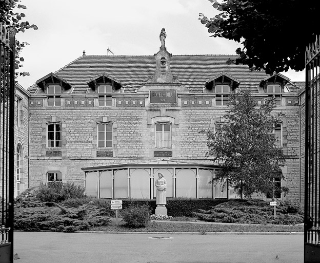 Façade antérieure, partie centrale.