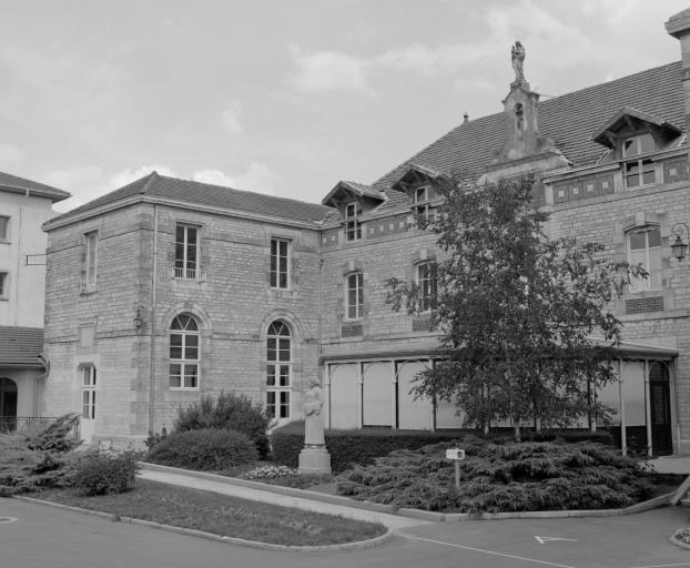 Façade antérieure, partie centrale et aile gauche.