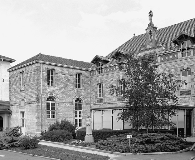 Façade antérieure, partie centrale et aile gauche.