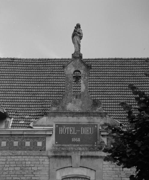 Façade antérieure, détail du fronton avec cloche et statue.