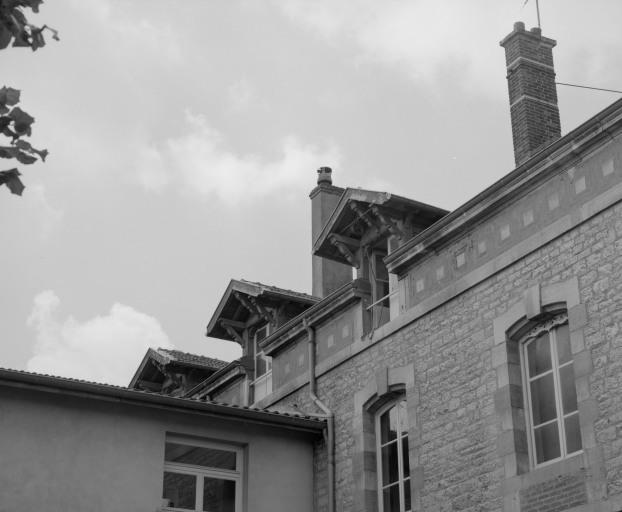 Façade postérieure, détail de 3 lucarnes.