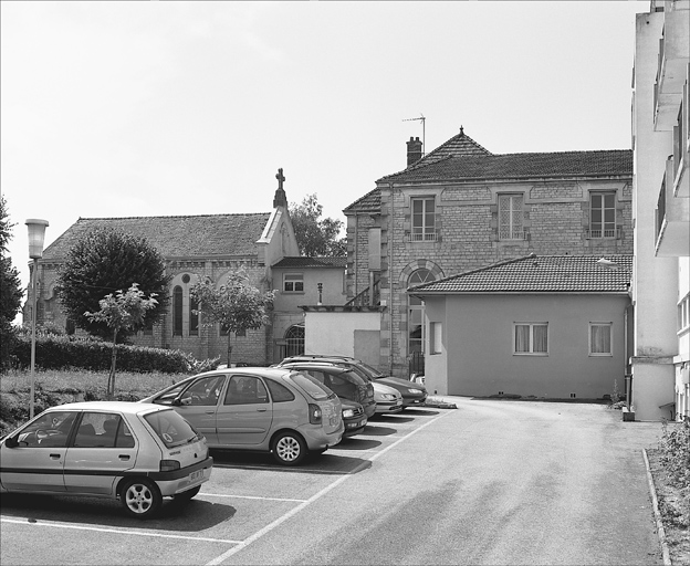 Façade postérieure vue d'ensemble avec la chapelle.