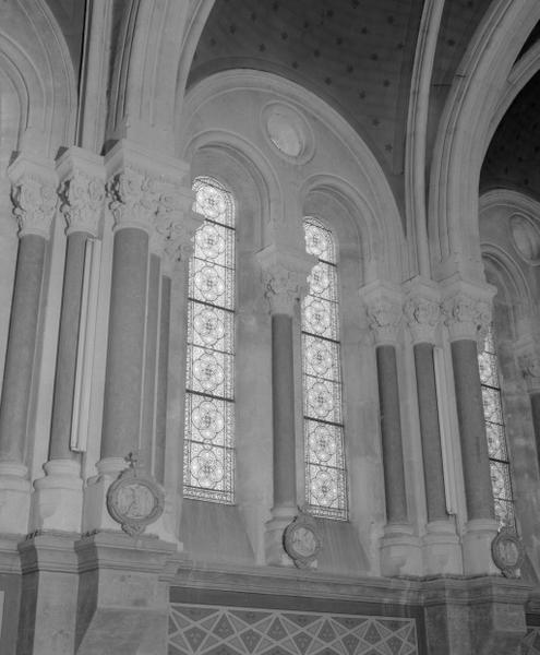 Chapelle, détail d'une baie du bas-côté gauche.