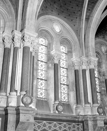 Chapelle, détail d'une baie du bas-côté gauche.