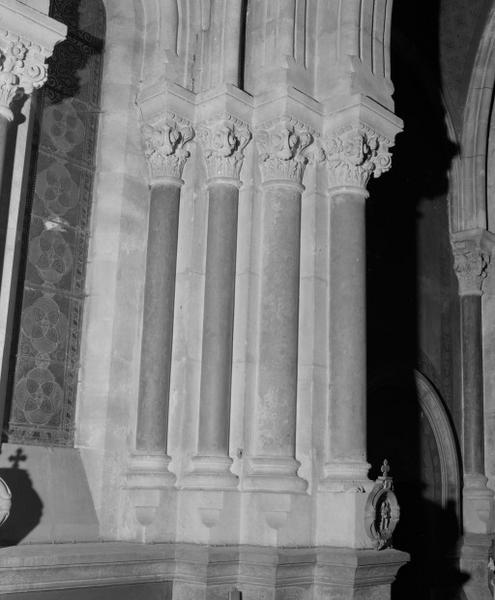 Chapelle, série de colonnettes bas-côté droit.