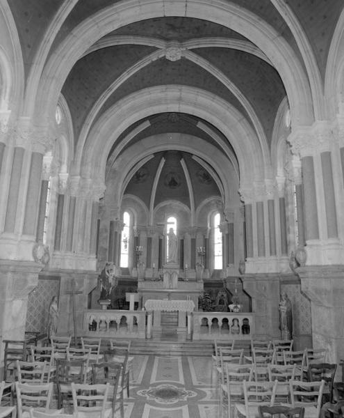Chapelle, vue d'ensemble de la nef depuis l'entrée.