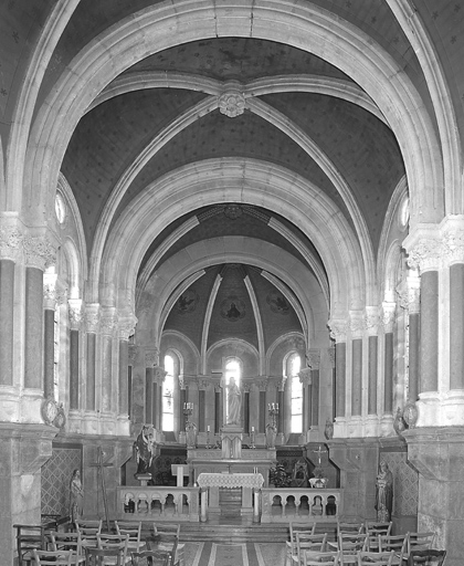 Chapelle, vue d'ensemble de la nef depuis l'entrée.
