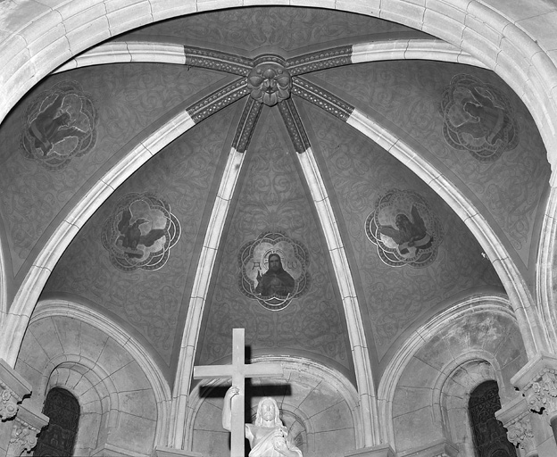 Chapelle, voûtes du choeur, le Christ et les 4 évangélistes.
