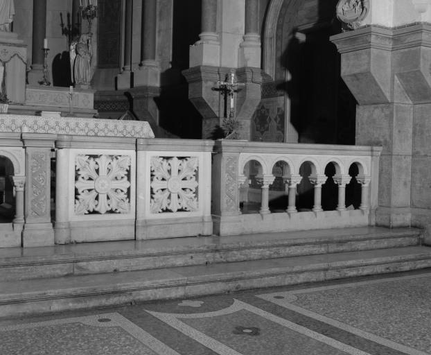 Chapelle, détail de la clôture du choeur.