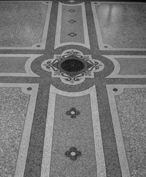 Chapelle, mosaïque néo-romane du sol de la nef.