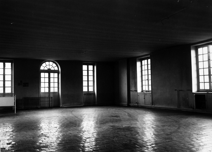 Vue ancienne d'une salle de l'aile droite, vide.