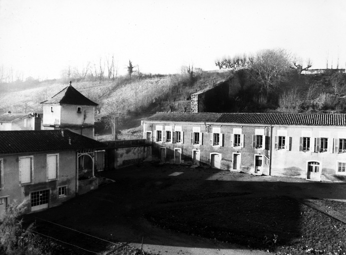 Vue des anciens communs et de la ferme à colombier, vers 1950/1960.